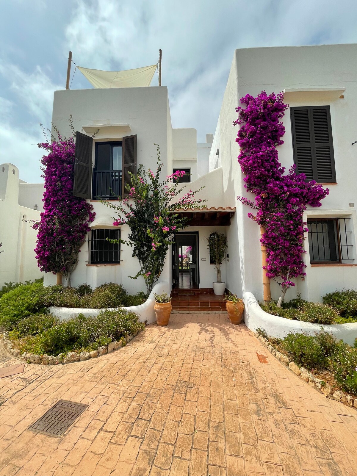 Villa Adosada,rodeada de Jardines y Piscinas