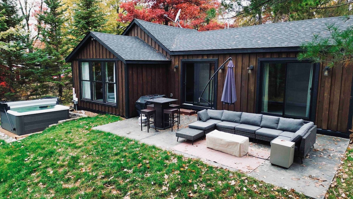 Lakefront cabin retreat-private hot tub w/ a view!