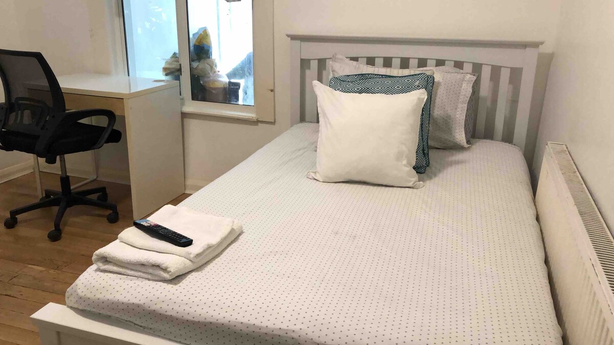 96TR | Comfy room with double bed (Edmonton Green)