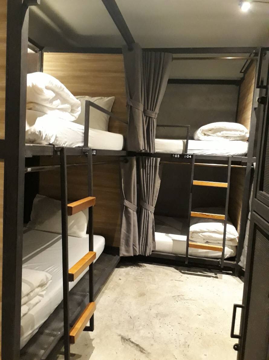 Bed Station Hostel ：泳池和酒吧