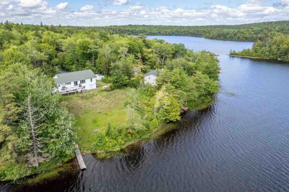 Charming 4 bedrooms Lakefront house  in Bedford