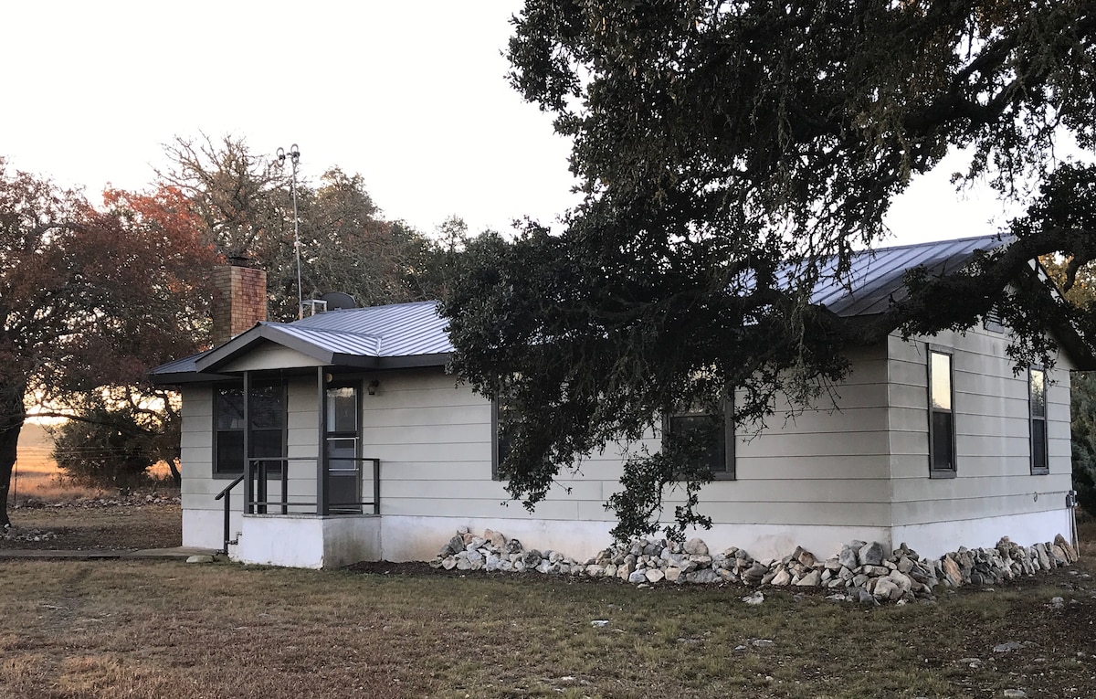 little cabin in the woods, 8 mi to Fredericksburg