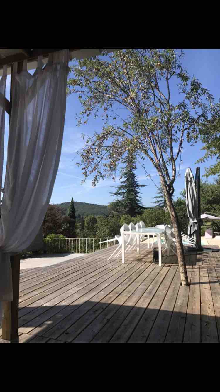 Grande maison en pierres avec piscine.