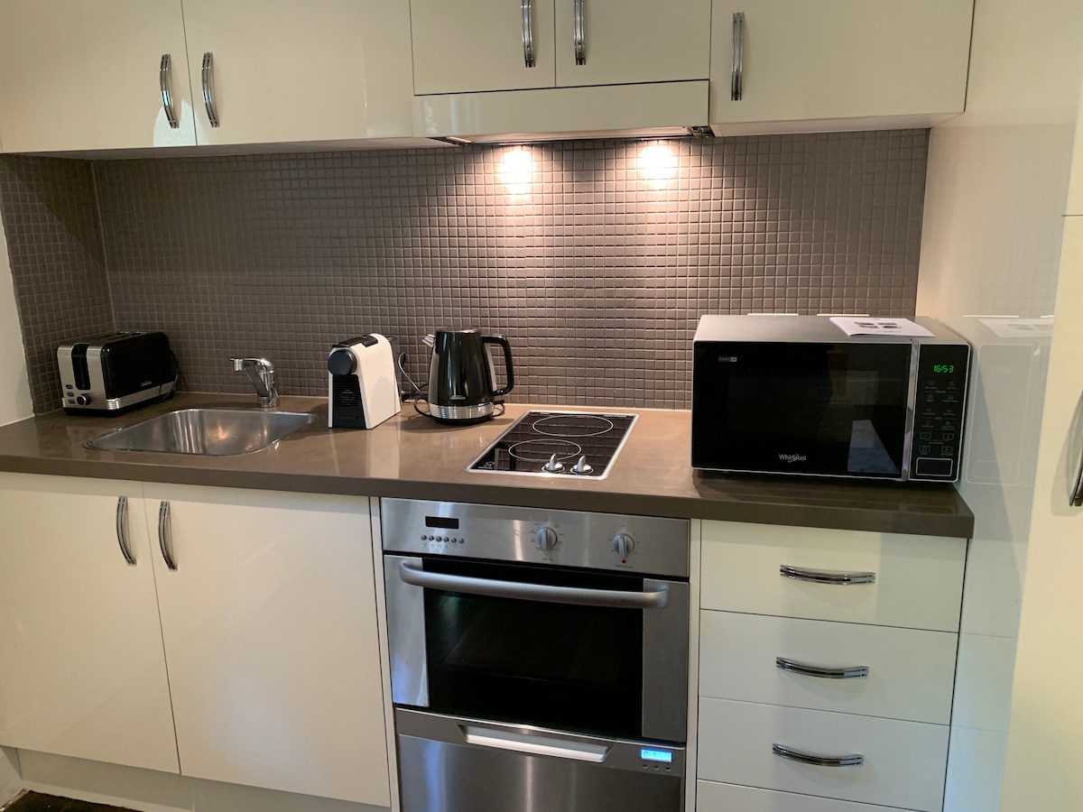 Ground floor apartment near MCG, transport, CBD