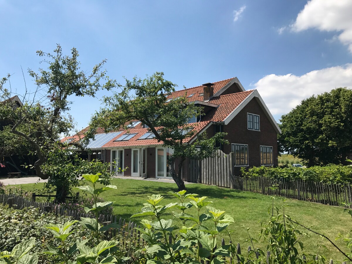 eigen boerderij,  prive tuin, veranda en pizzaoven