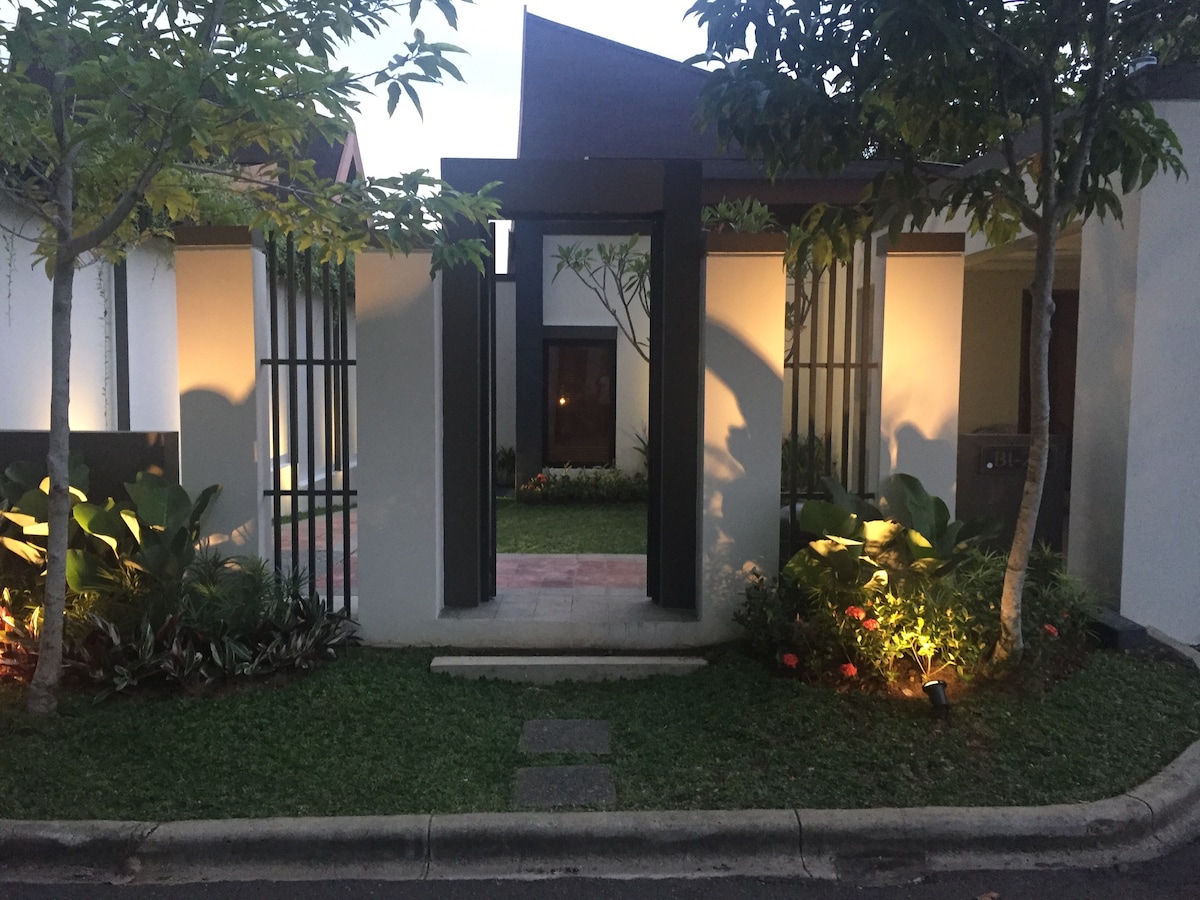 带印尼民族风情的现代别墅