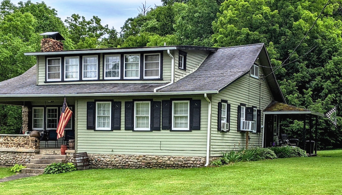 The Bonnie Brae on the 
Allegheny River
5Br 2Bath