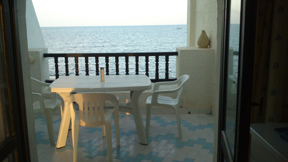 位于El Kantaoui港的舒适单间公寓，可欣赏海景