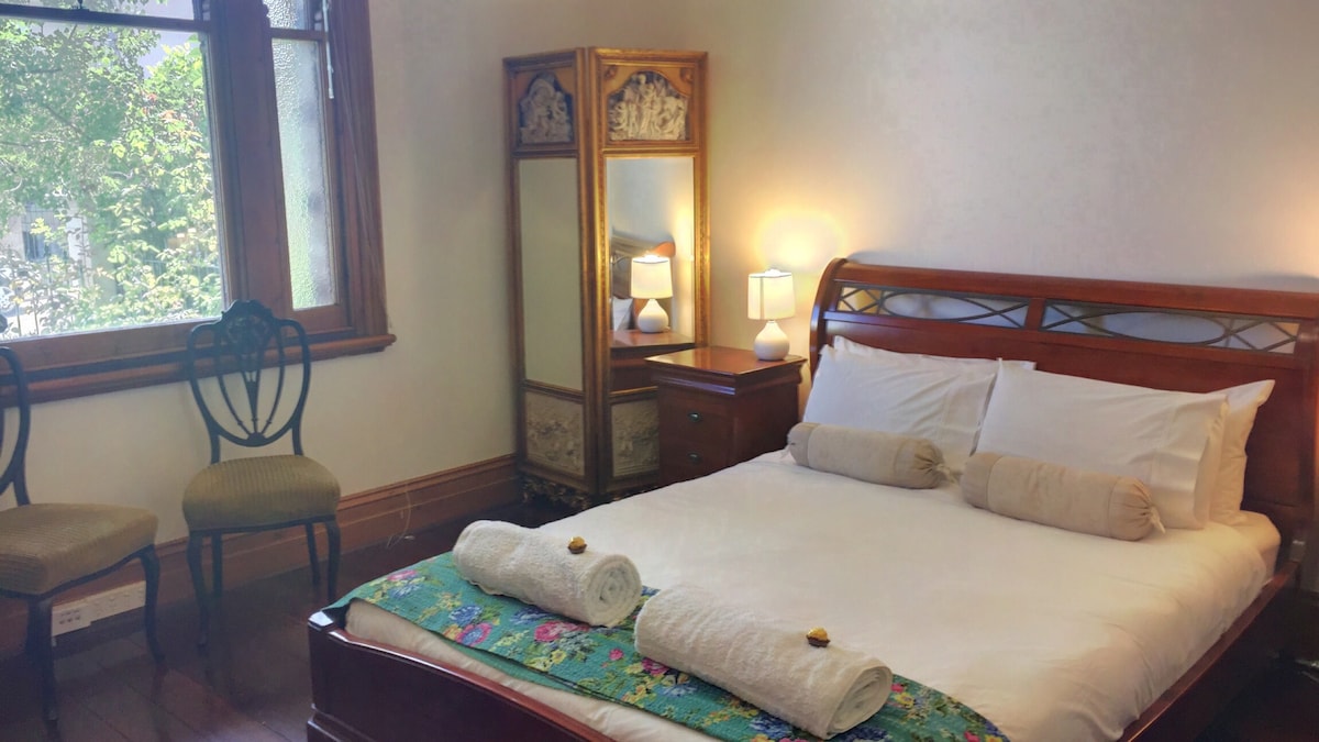 Heritage Room with QueenBed and shared Bathroom