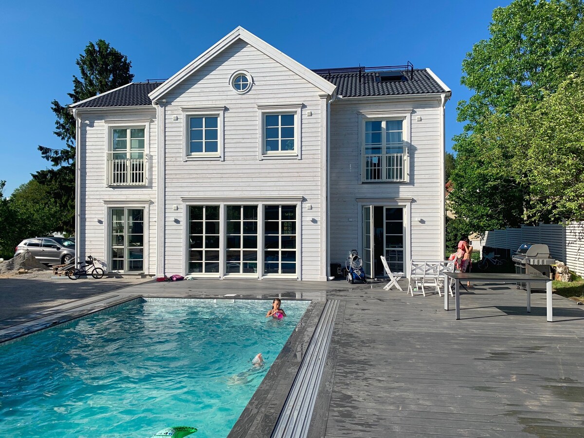 斯德哥尔摩新建房屋，带恒温泳池