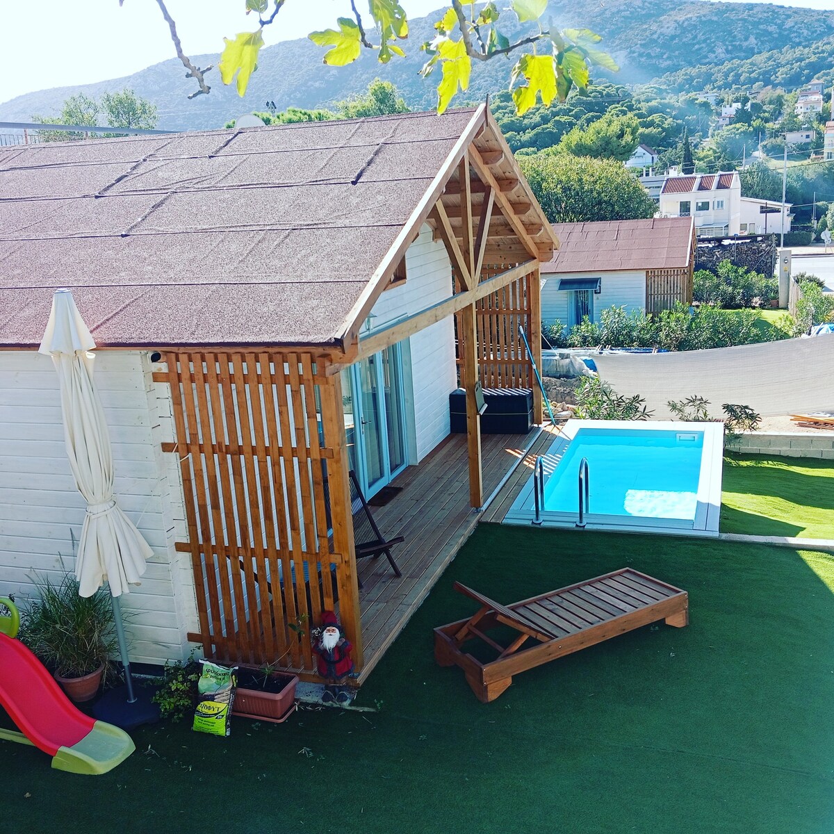 Wooden villa near sea and airport-Free pick up