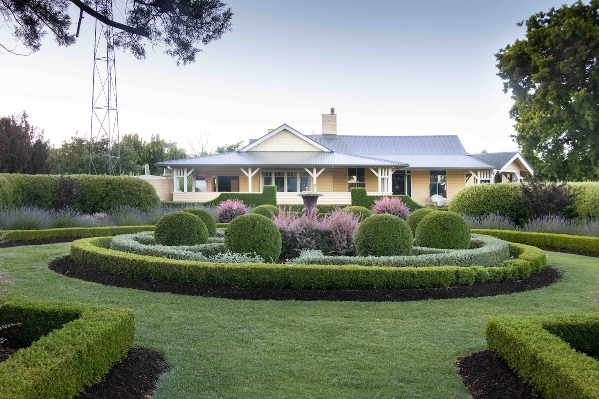 The Bungalow & Ivy Leaf Chapel Bed & Breakfast