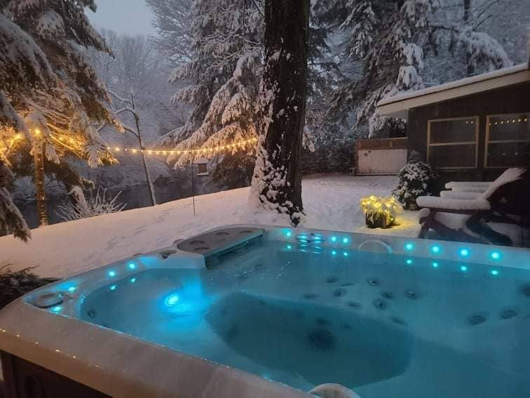 Ruby 's Riverfront HotTub Hideaway