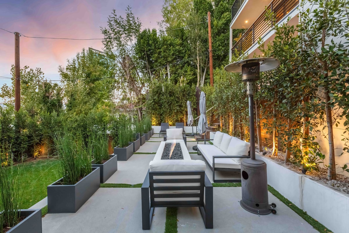 Escape to a Scenic Guest House in Hollywood Hills