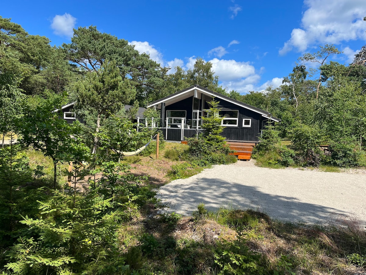 Familiesommerhus i skoven ved vandet med jacuzzi