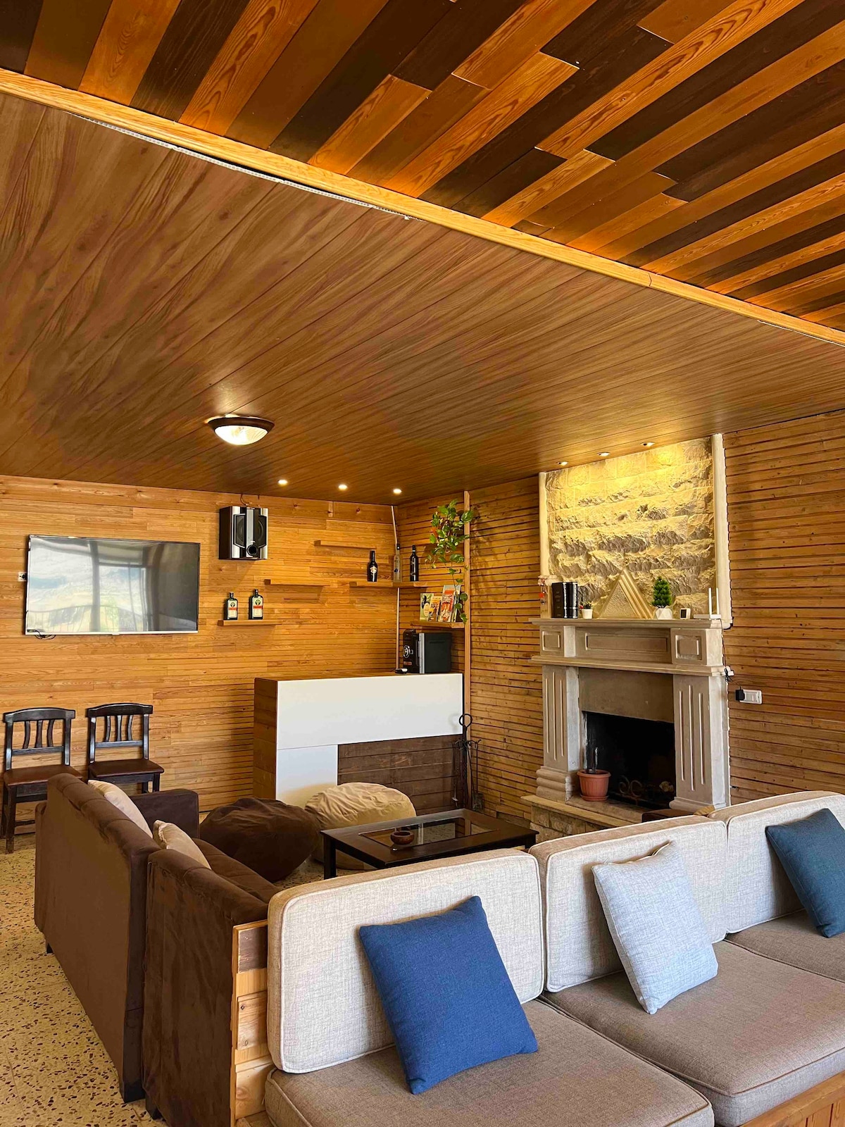 Snowpeak is a cheerful chalet located in arz