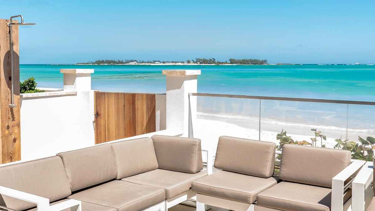 Cable Beach Luxury Condo with Balcony