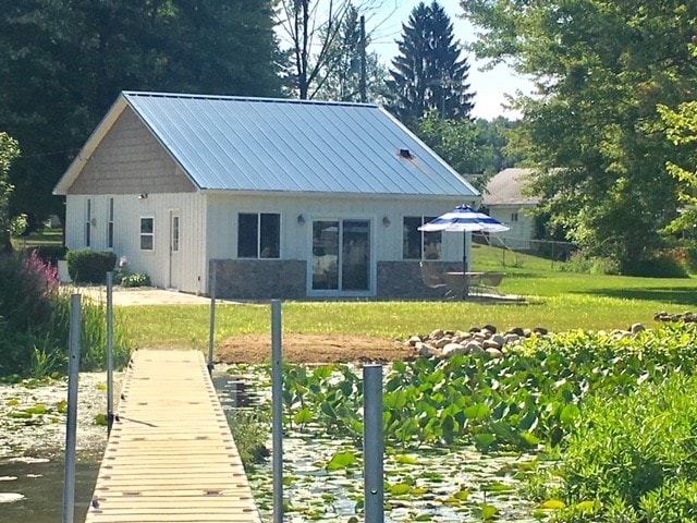 Lakefront on Coldwater Chain! Pontoon Available!