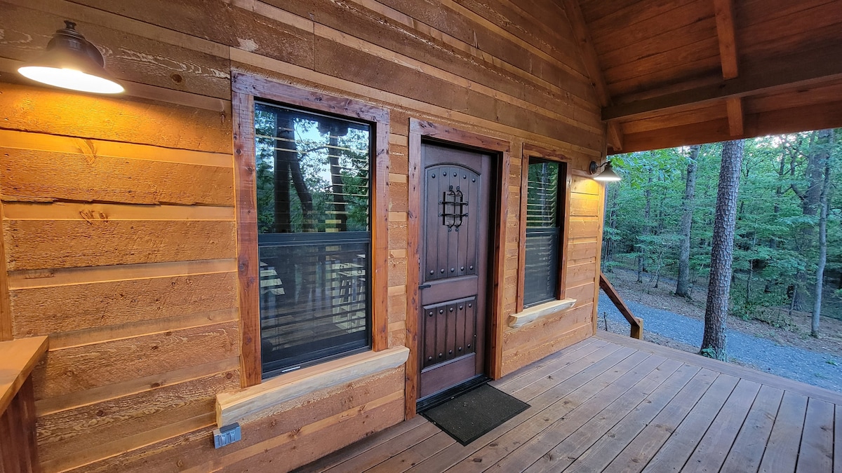 Little Wolf Cabins/The Lofted Pine CabinHzG West