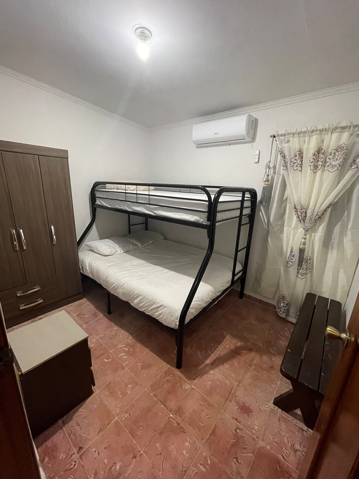 Cheerful 2-bedroom with free parking and freeWIFI