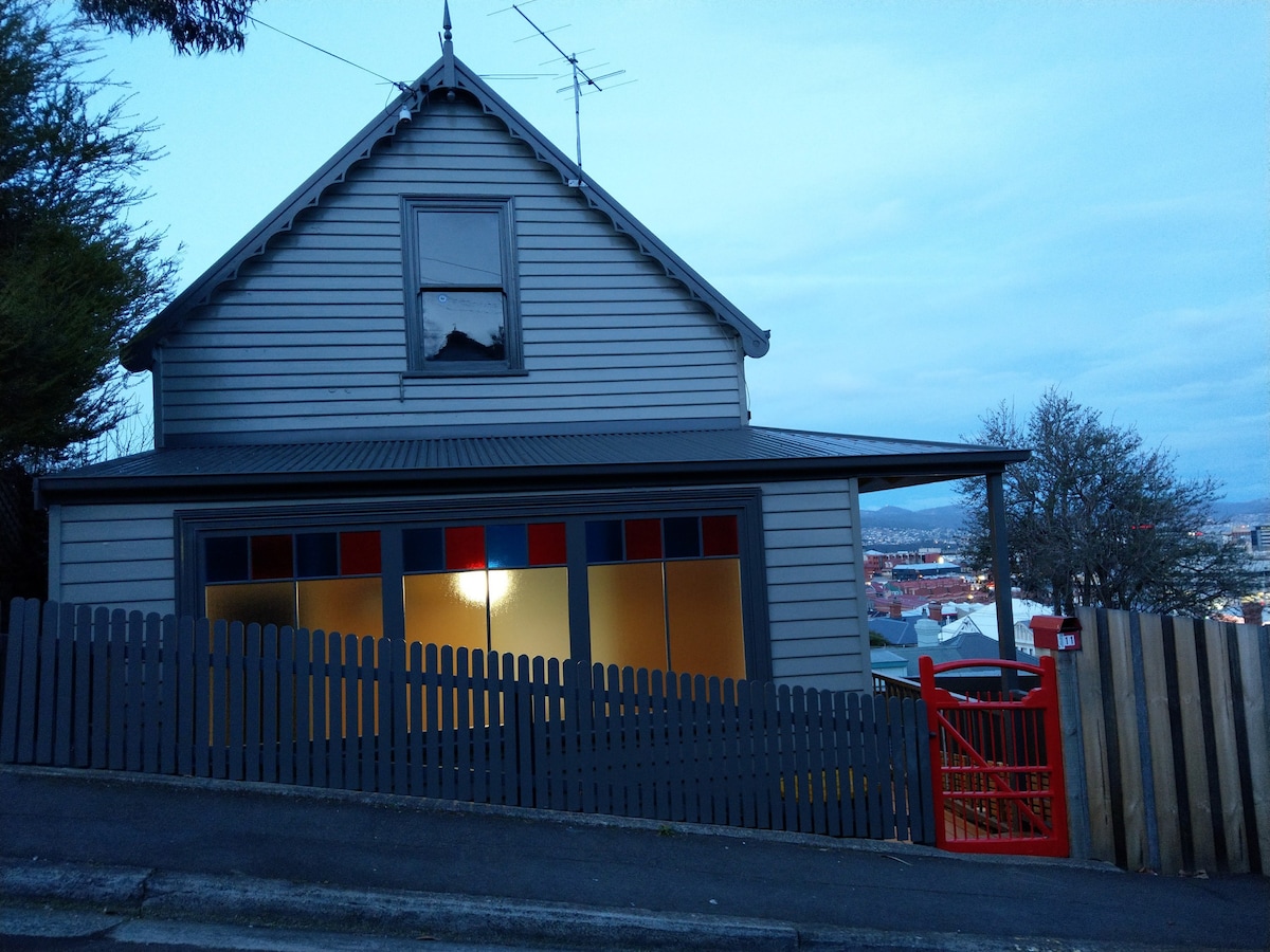 West Hobart Historic Cottage 🌈 🌱 🏳️‍⚧️