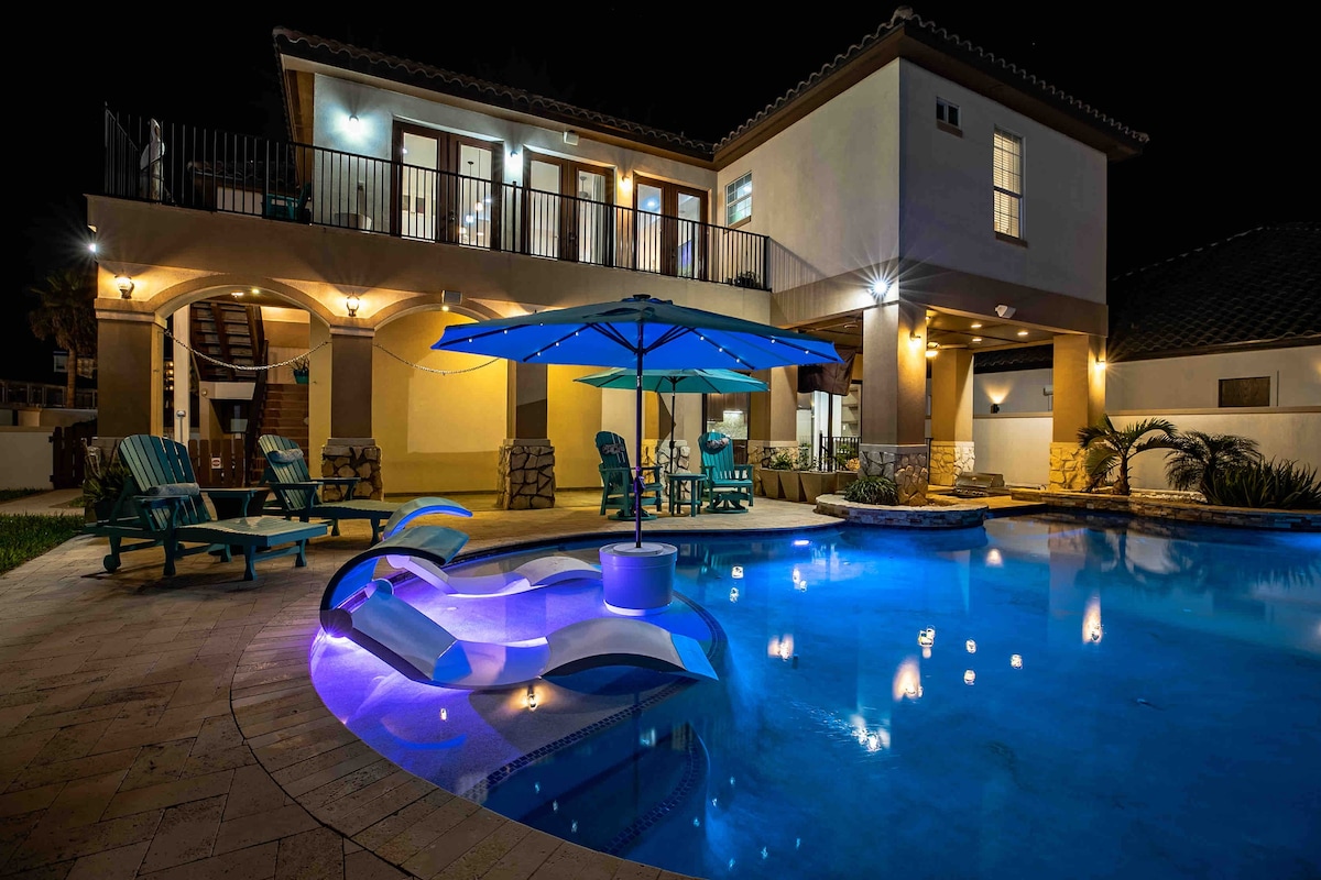 Large Home: Private pool and hot tub