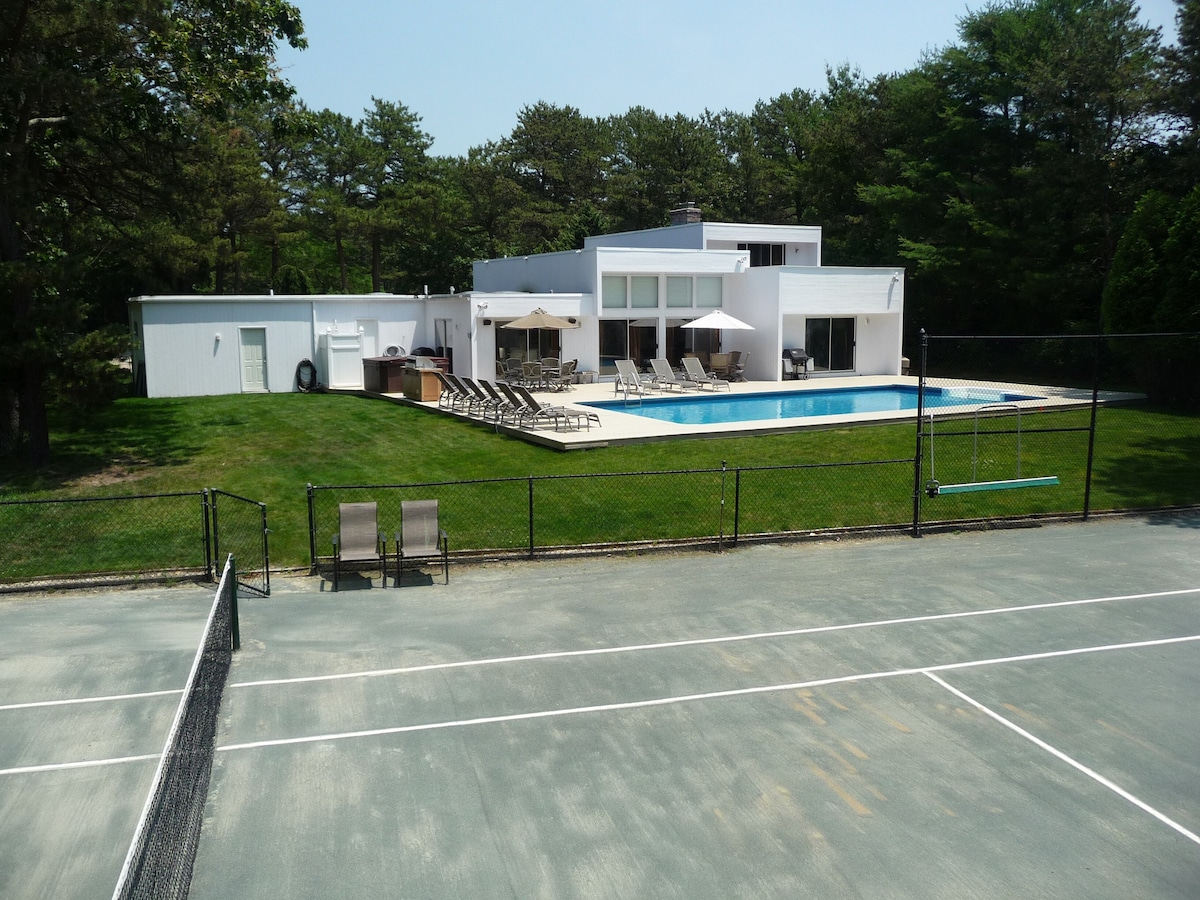 Luxury Quogue  Home..Pool-Tennis-BBall-Hot tub