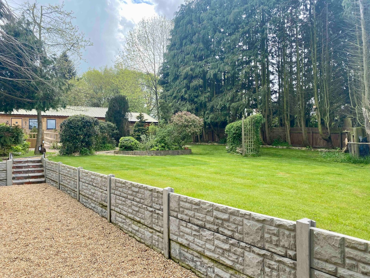 The Old Garage {Lodge One} 2 bed countryside views