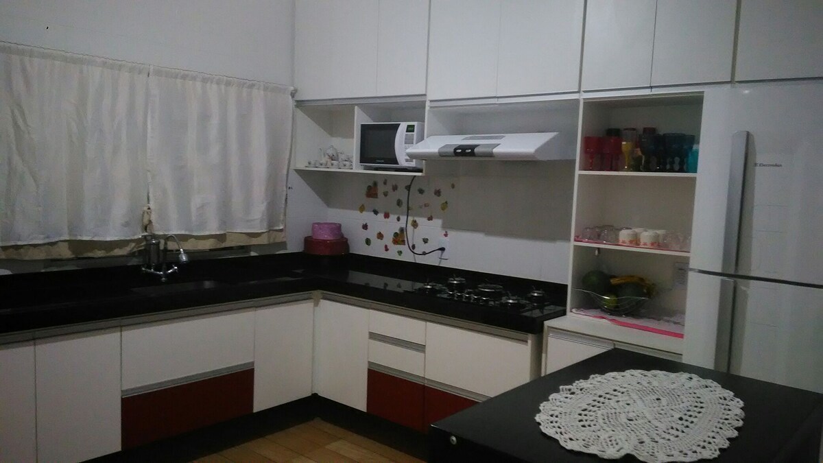 Quarto em casa com quintal.