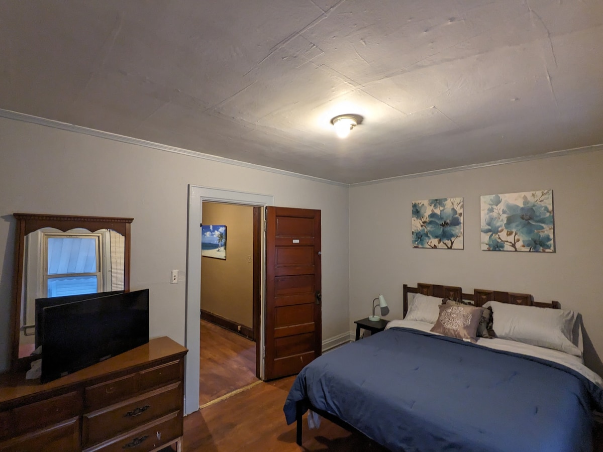 cute large room with a queen bed