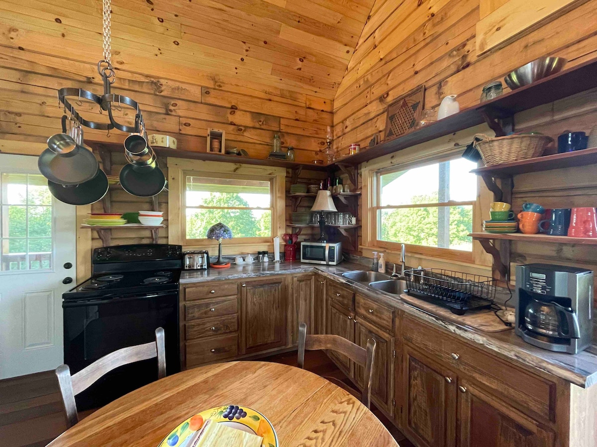 Cheerful and peaceful 3-bedroom mountain-top cabin