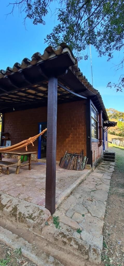 Linda casa de campo, feita de adobe em meio a mata