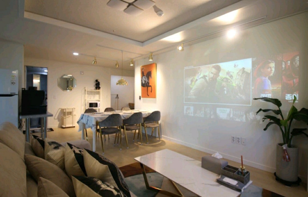 Jjuni House # 1.釜山站KTX高级房源。配备横梁、Netflix、扶手椅、咖啡机