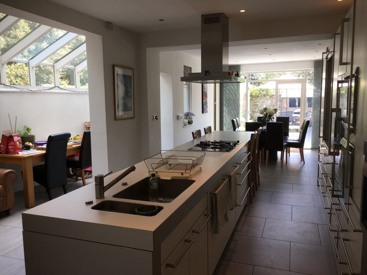Family home in heart of Cardiff-Up to 9 people