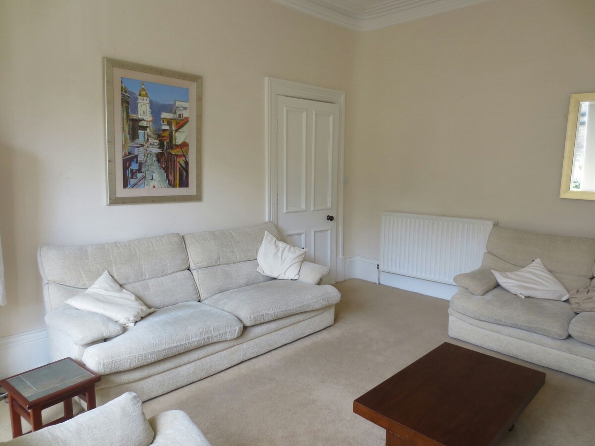 Town Centre Flat - With Parking and Garden