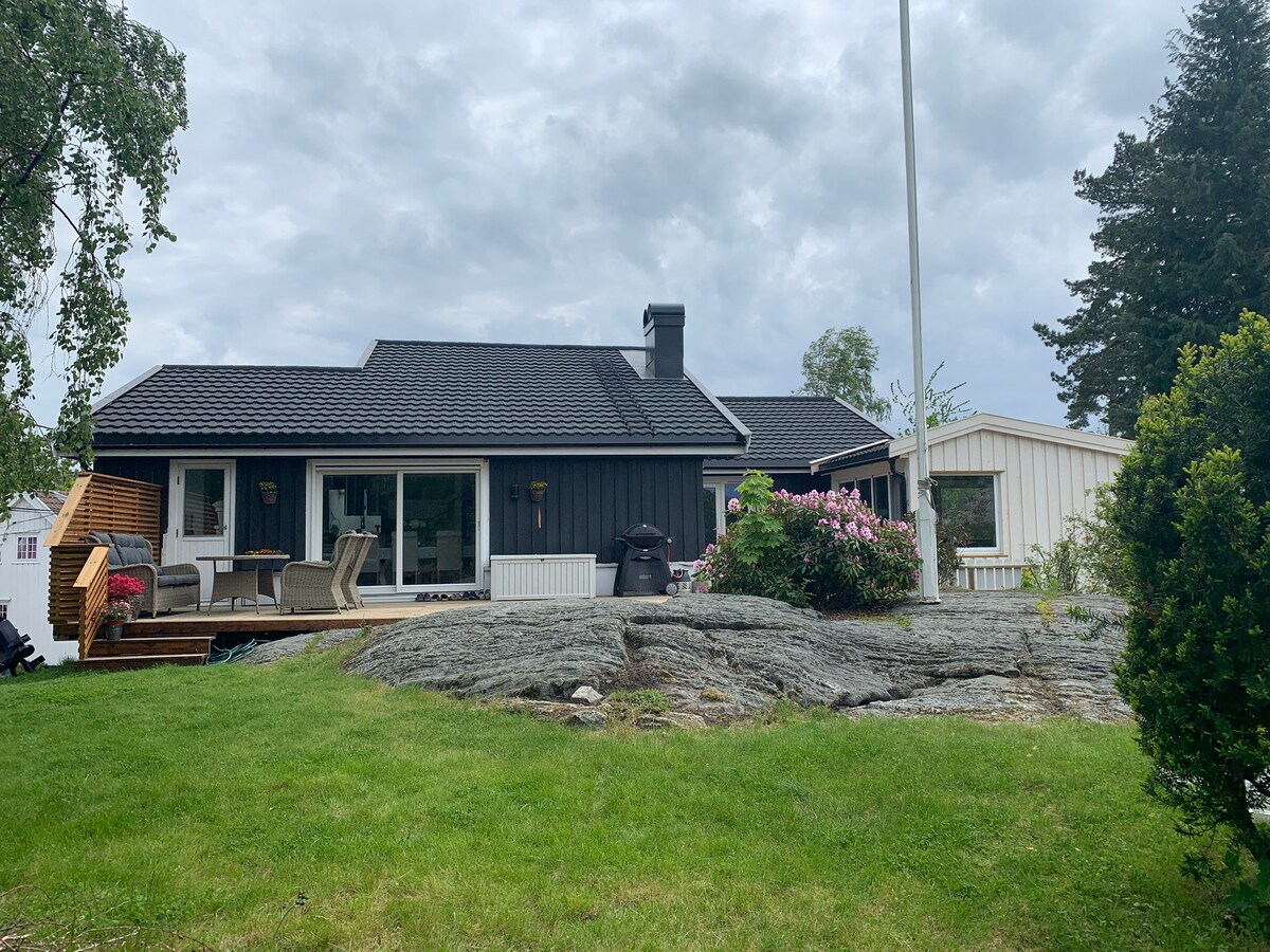 Huge house and garden close to Grimstad downtown