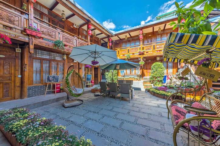 美丽邂逅浪漫大床房(二楼)丽江两米爱情客栈 3晚可接机/2晚接火车/可