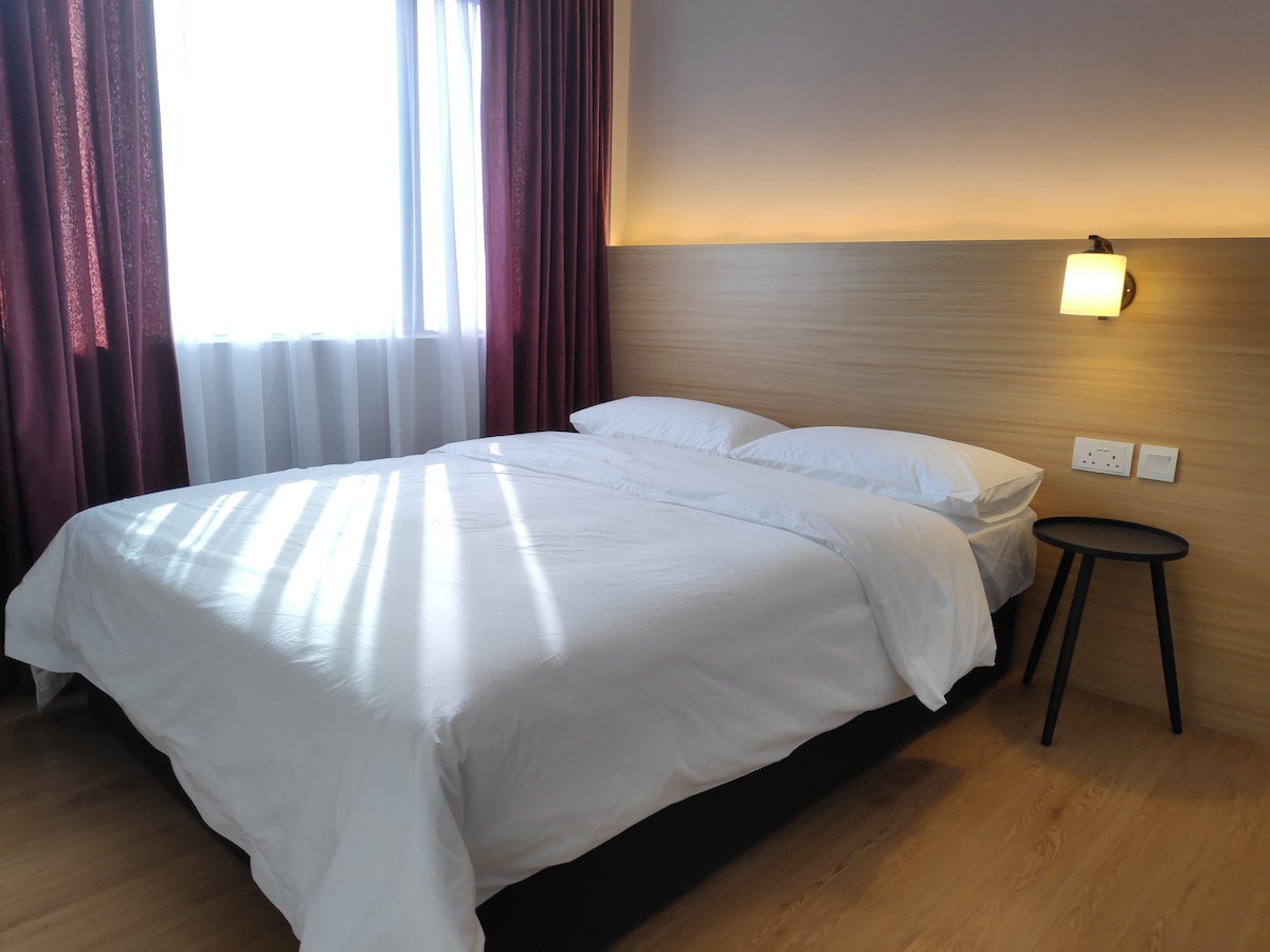 EZ Suites标准双人床卧室-位于加东市中心