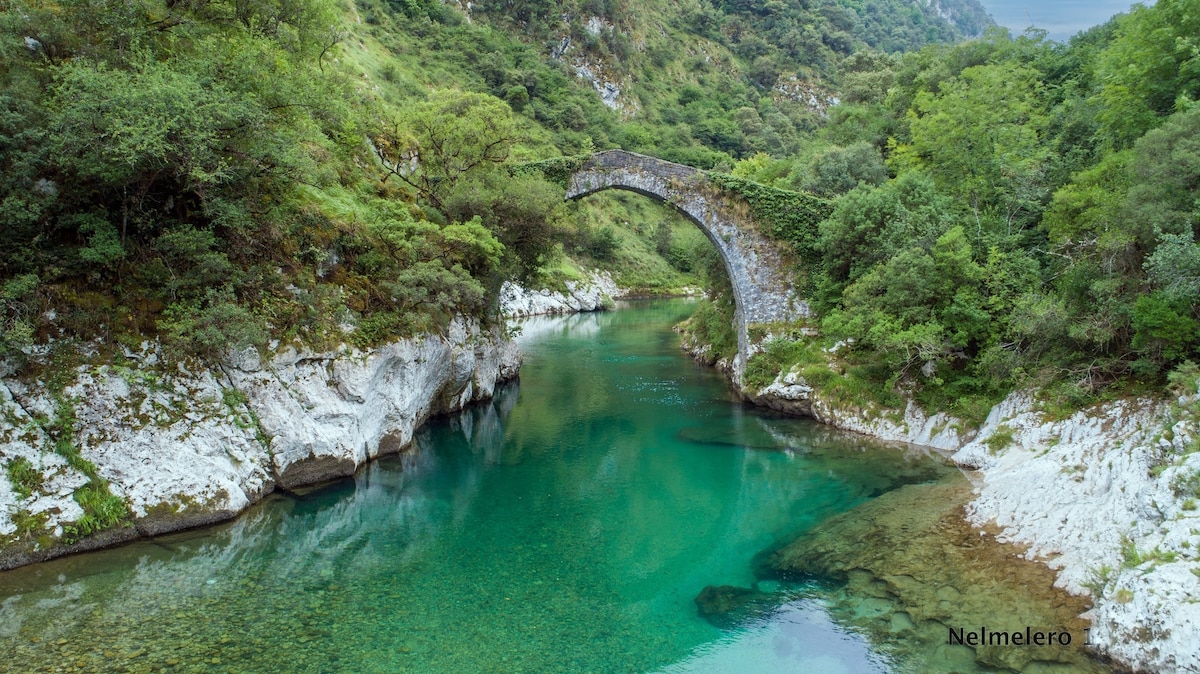 漂亮的阁楼，带露台和免费停车位。