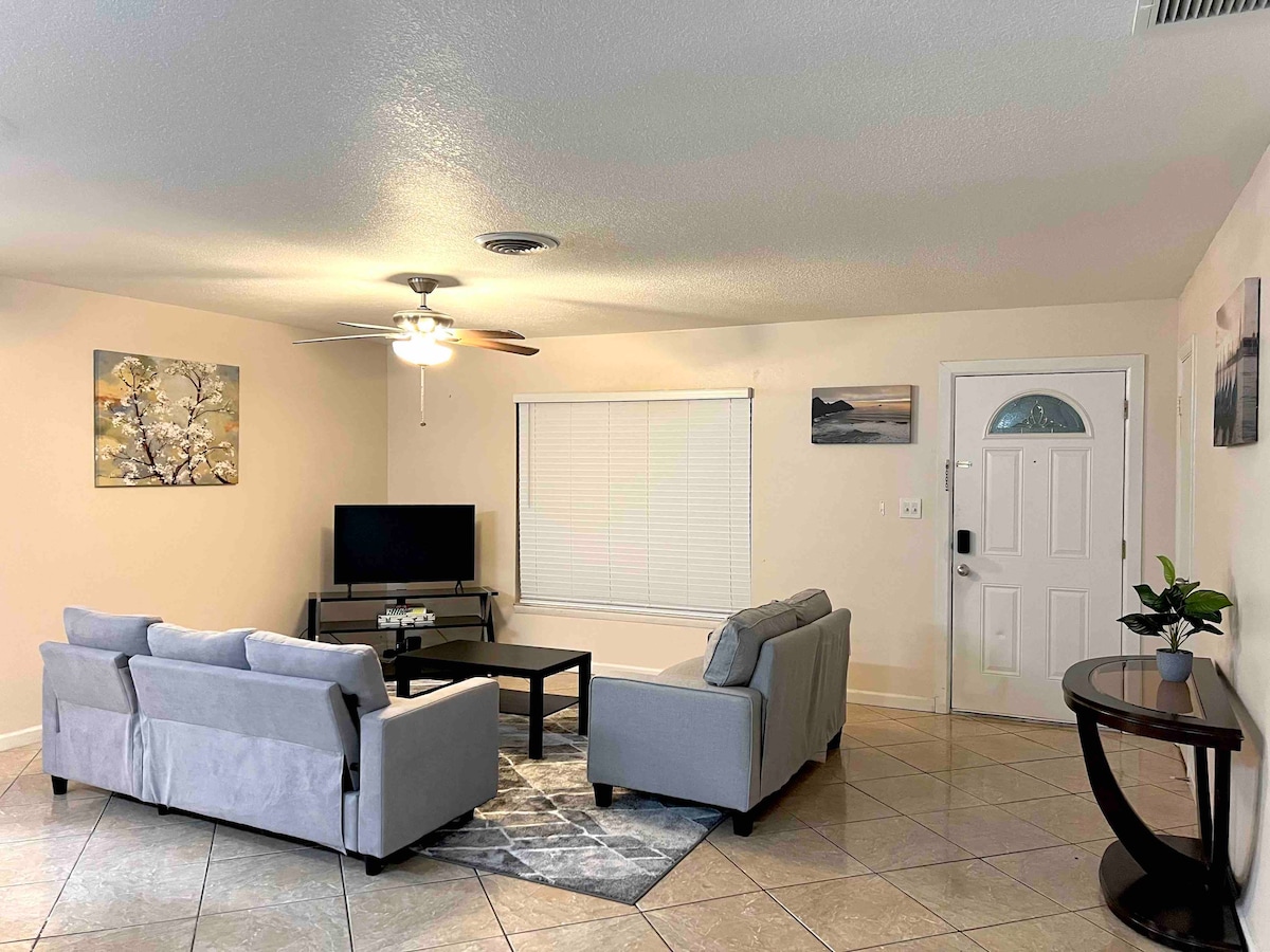 Cozy Family Home 10 minutes from UCF