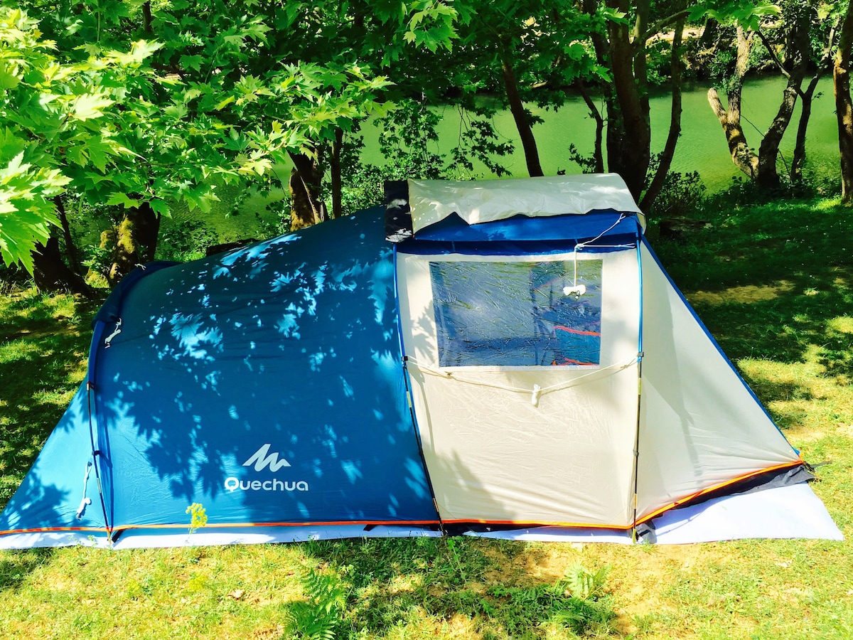河畔帐篷野营