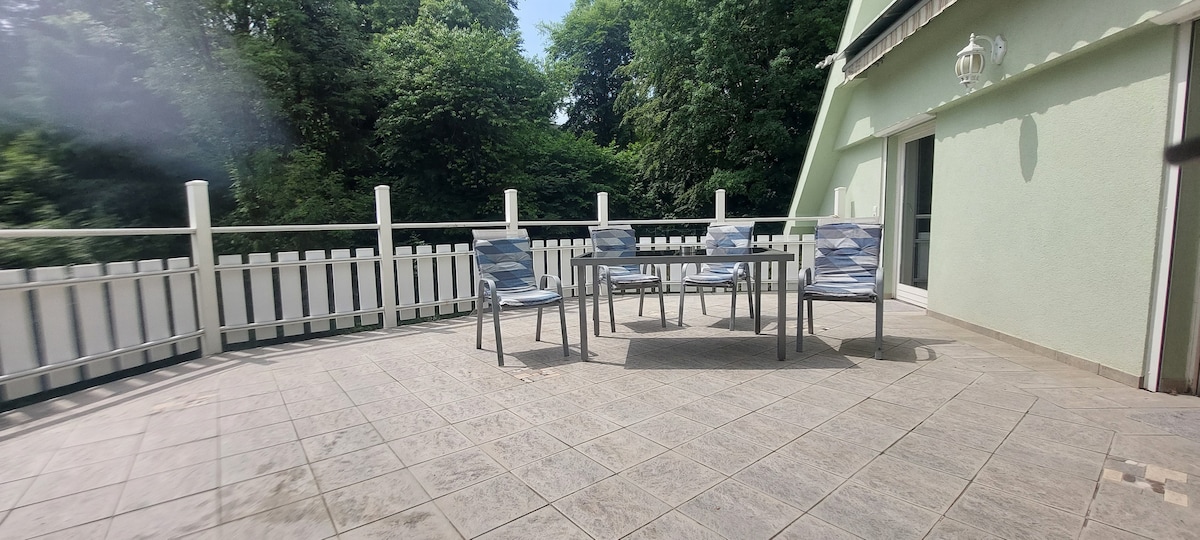 Ferienwohnung am Waldrand mit großer Terrasse