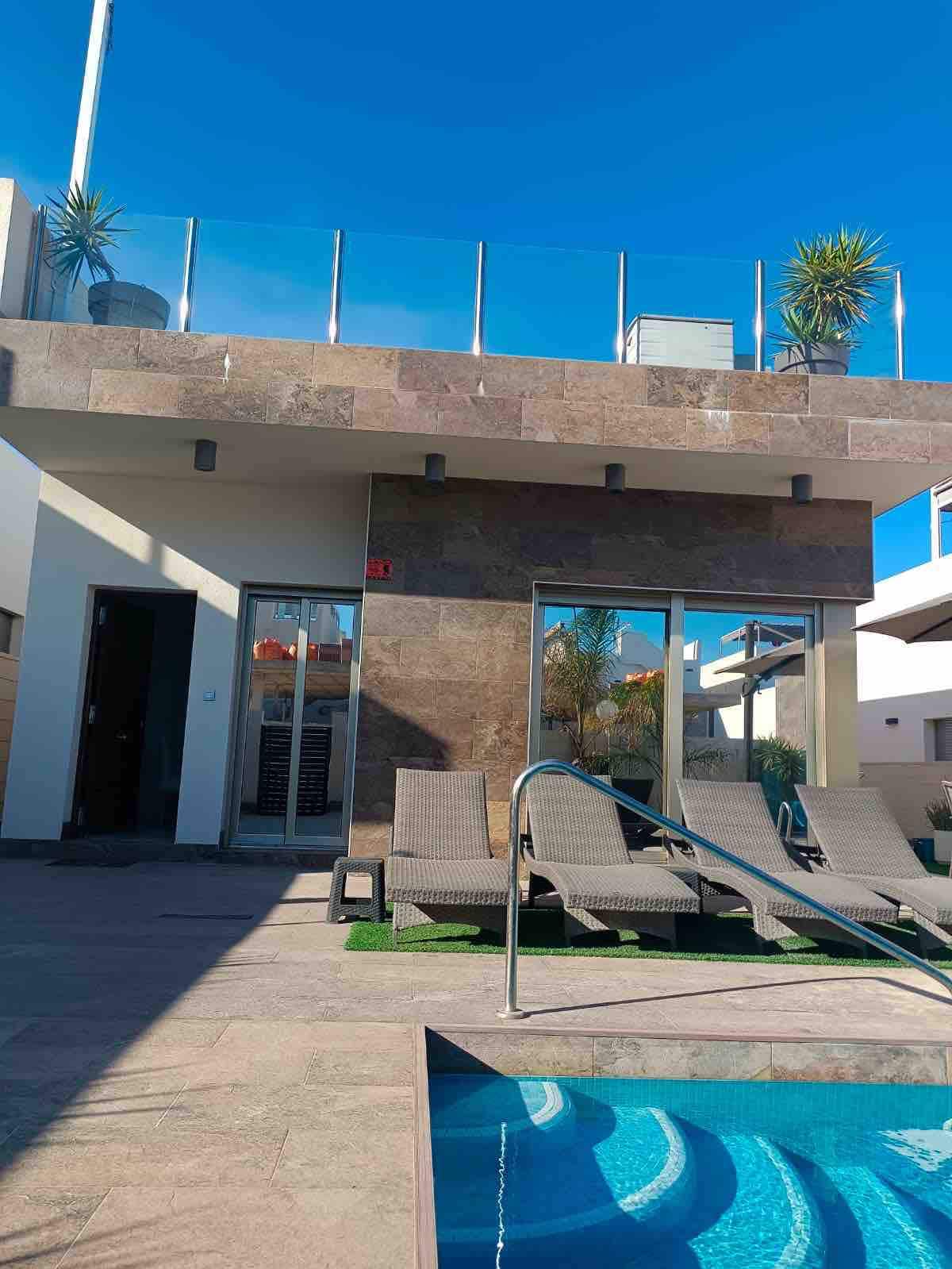 Luxury villa with private pool in Villamartin
