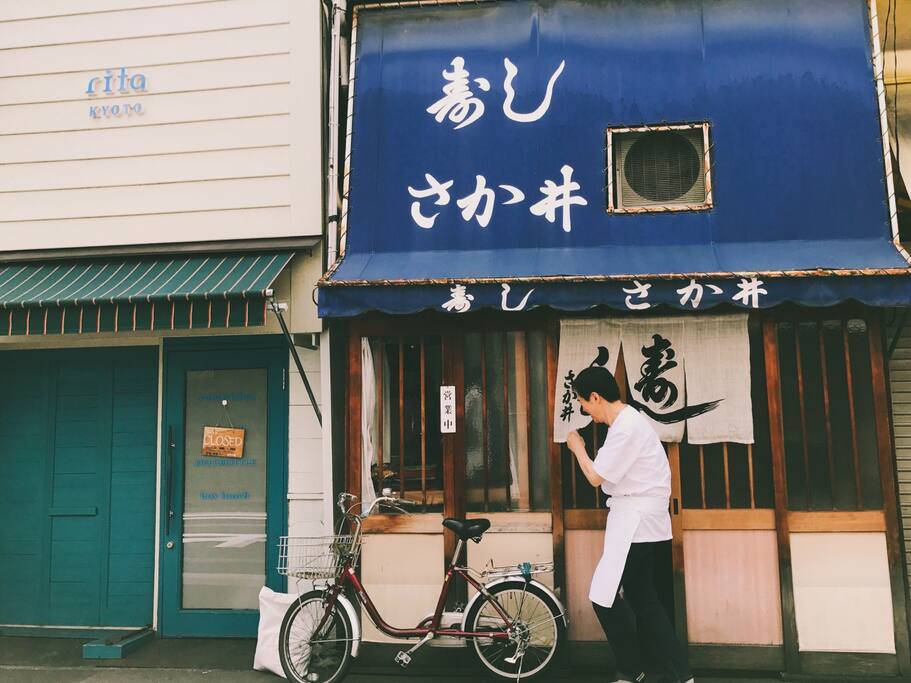 京都 锦市场里暗藏着一家六人座的柿叶寿司店 爱彼迎故事airbnb Com