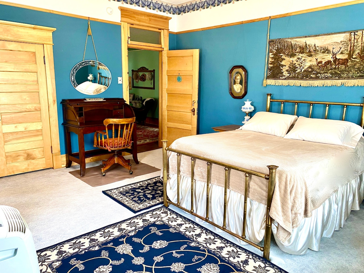 Blue Room-Historic Victorian Mansion