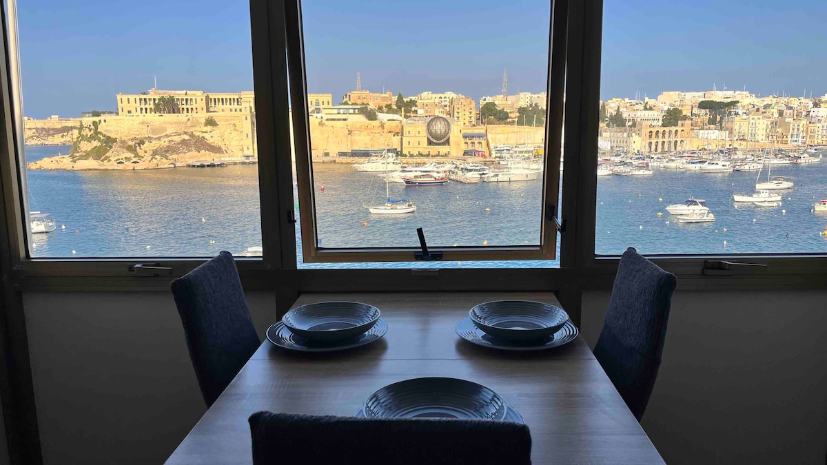 Apartment with a spectacular view in vittoriosa.