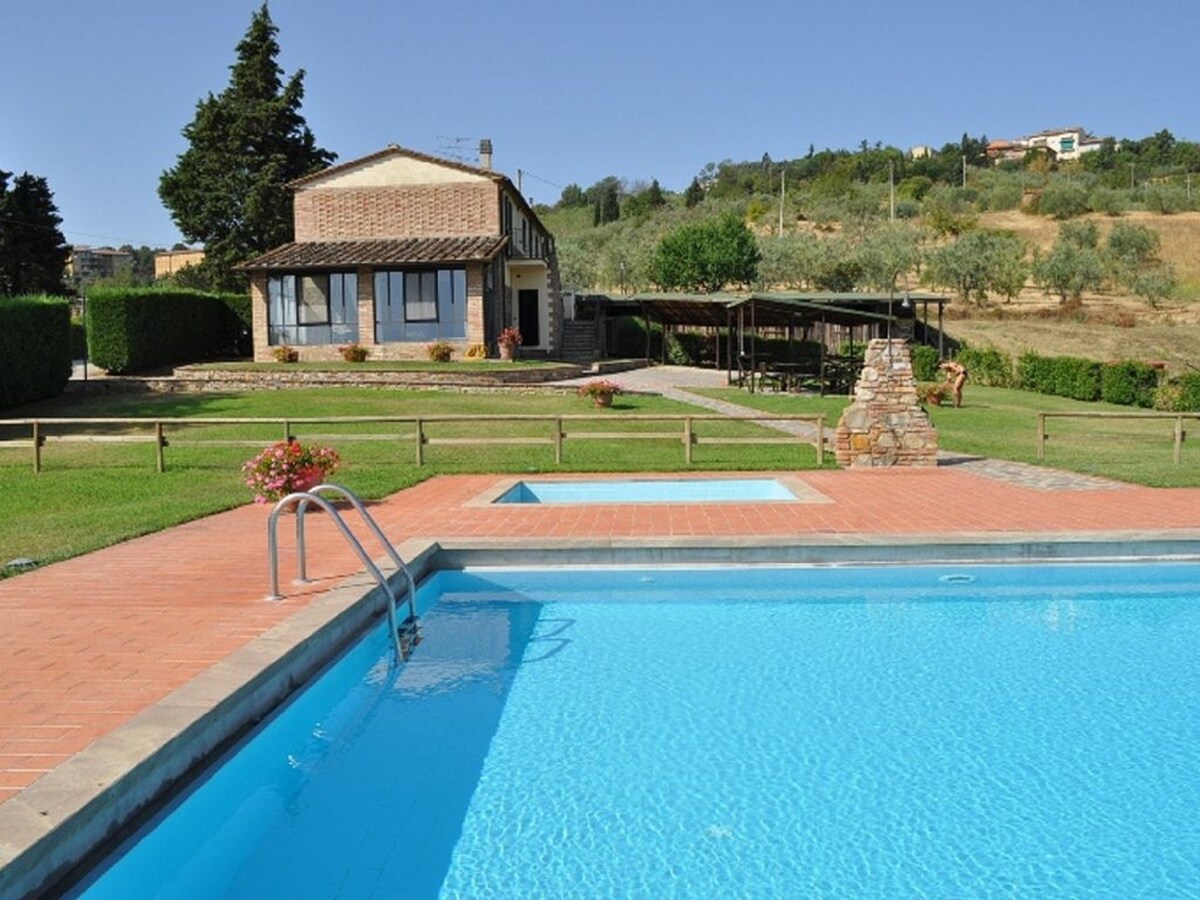 Panoramic villa for 8 with pool near San Gimignano