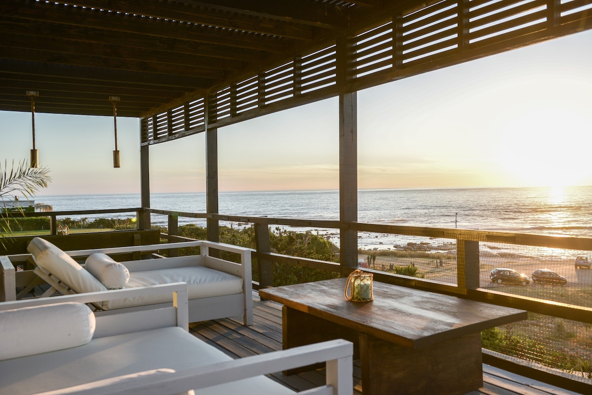 Pytu'u Renda - beachfront home with stunning view