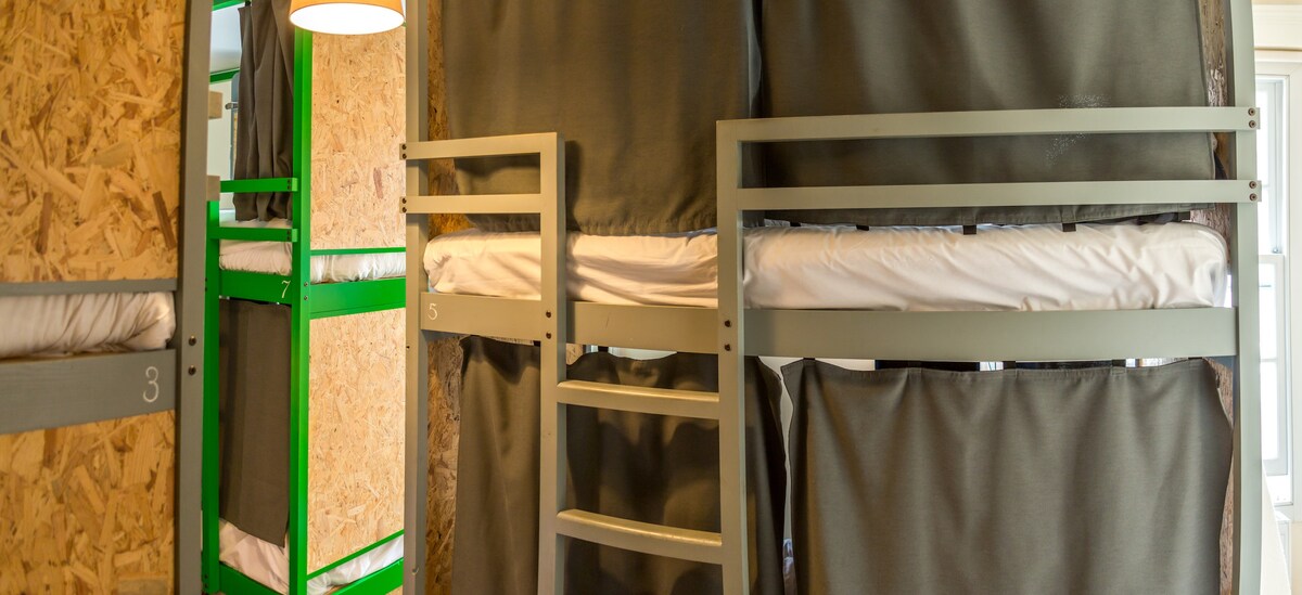 8人混合宿舍的旅舍床位-共用卫生间