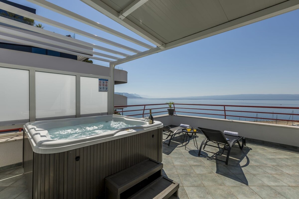 海滨顶层公寓，配备热水浴缸「天空生活」